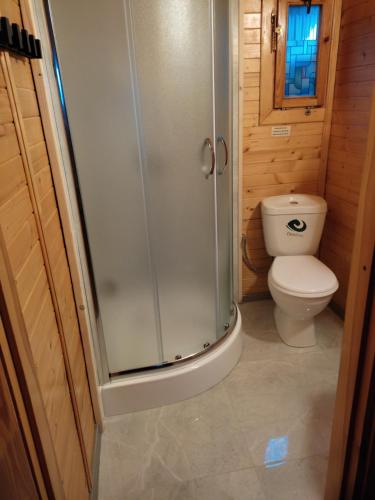 Ein Badezimmer in der Unterkunft Domki letniskowe Alma, Wicie
