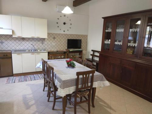 uma cozinha e sala de jantar com mesa e cadeiras em CASA VACANZA BariSardo em Bari Sardo