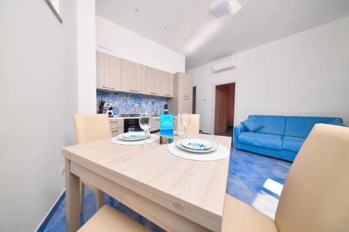 een eetkamer en een keuken met een tafel en stoelen bij Appartamenti Isola Felice in Ischia