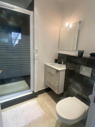 une salle de bain avec toilettes, lavabo et douche dans l'établissement Le Balzac - Cannes, à Cannes