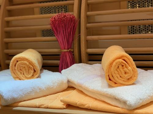 two towels and a broom sitting on a table at Ferienwohnungen Köhnke in Hahnenklee-Bockswiese