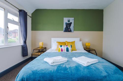 Cama o camas de una habitación en 5 Bedroom House By NYOS PROPERTIES Short Lets & Serviced Accommodation Manchester With Free WiFi