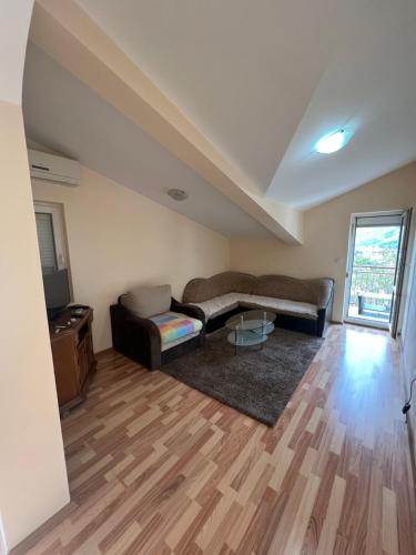 Ein Sitzbereich in der Unterkunft Apartman Savo