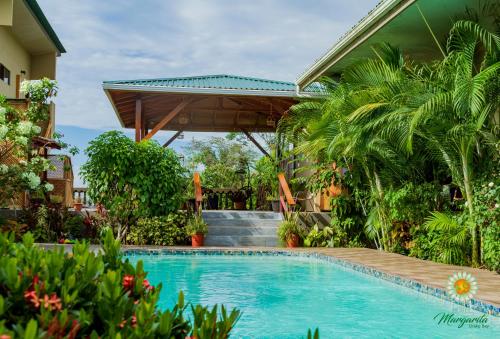 Bazén v ubytování Hotel Margarita and Tour Operator Drake Bay nebo v jeho okolí
