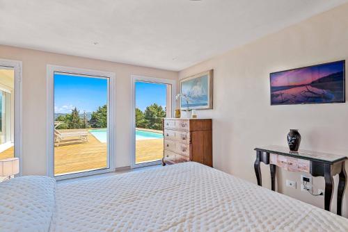 A bed or beds in a room at Villa Olympia Pool Sea View Mountains Lake Nature Sleeps 8 Air Conditioning Wi-Fi