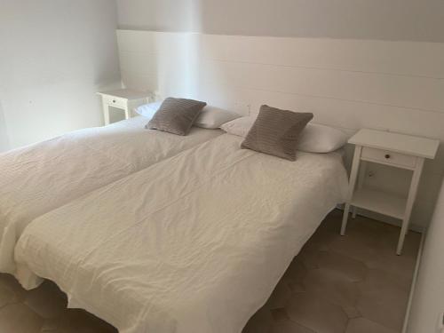 Giường trong phòng chung tại Cristina's Cancajos Beach