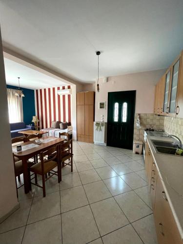 Marina's spacious family apartment Kavala