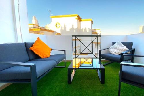 uma sala de estar com dois sofás e uma mesa em Albufeira Central Apartment, 10 mins walk to beach em Albufeira