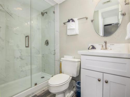 ガルベストンにあるSeascape 2110 Condoのバスルーム(トイレ、シャワー、シンク付)
