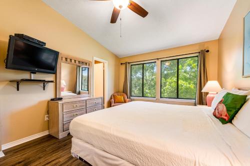 En eller flere senge i et værelse på Gulf Highlands 140 Linda Marie Lane
