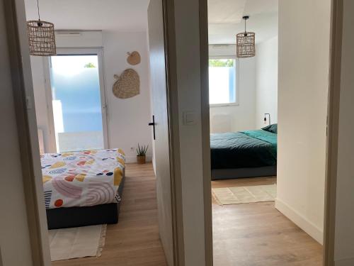 um quarto com uma cama e um quarto com um espelho em MM Greenhouse Appartement / Tourcoing - Lille em Tourcoing