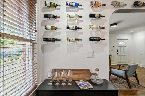 eine Wand mit Weinflaschen und Weingläsern in der Unterkunft SUN LIT BUNGALOW with GOOD VIBES AND LOTS OF WINE - DesignedByDom in Atlanta