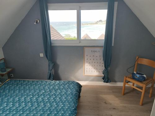 une chambre avec un lit, une fenêtre et une chaise dans l'établissement Maisonnette VUE MER PANORAMIQUE Trestel plage 4 personnes, à Trévou-Tréguignec