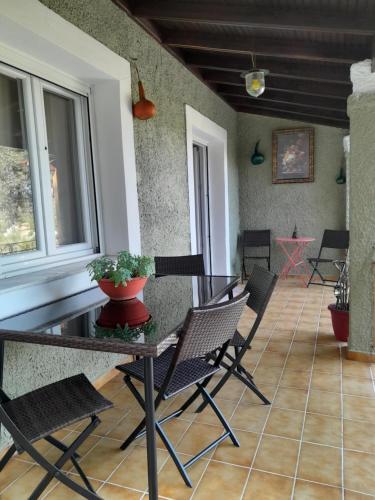 Manteshouse في باليوكاستريتسا: غرفة طعام مع طاولة وكراسي