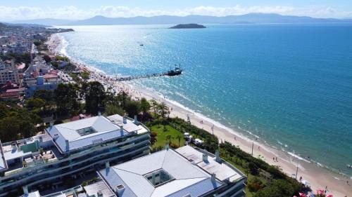 an aerial view of a beach and the ocean at Regina del mare apartamento de 02 dormitorios para até 06 pessoas a 50 mts da praia in Florianópolis