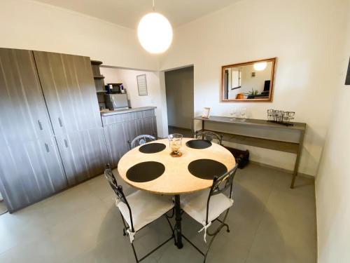 a dining room with a table and chairs and a kitchen at Casa Vergara I in Villa Unión