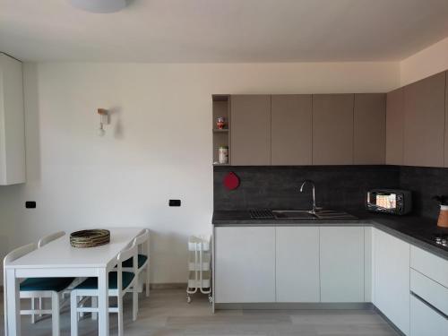 Kuchyňa alebo kuchynka v ubytovaní IseoLakeRental - Costa del Sole