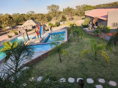 vista sul tetto di una piscina in un cortile di Bela Rest Resort a Bela-Bela