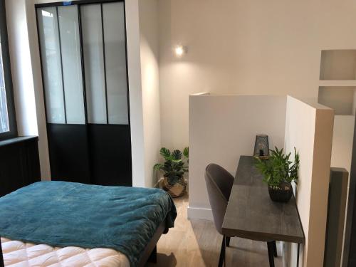 - une chambre avec une table, un lit, une table et une chaise dans l'établissement DUPLEX COSY HYPER CENTRE CHOLET, à Cholet