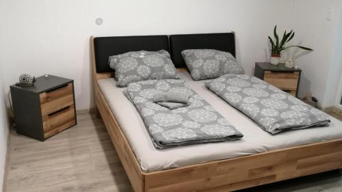 Postel nebo postele na pokoji v ubytování Újkapu Sunshine Apartments