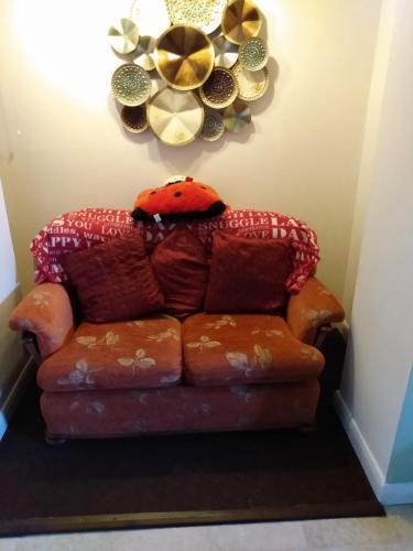 um bicho de peluche sentado num sofá numa sala em Violet Mays Haven em Starcross