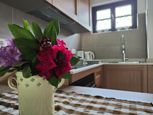 um vaso com flores numa mesa numa cozinha em Feluca Porto em Porto Valtravaglia