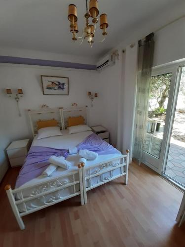 a bed or beds in a room at guest house at Pansion Ana in Podaca