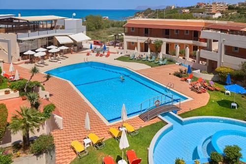 una vista sulla piscina di un hotel di Pegasus Hotel a Stalós