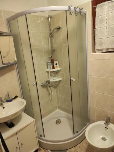 Bilik mandi di Maja Apartment