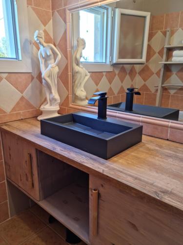 a bathroom with two sinks and a mirror at L'ortu di Quaprice in Figari