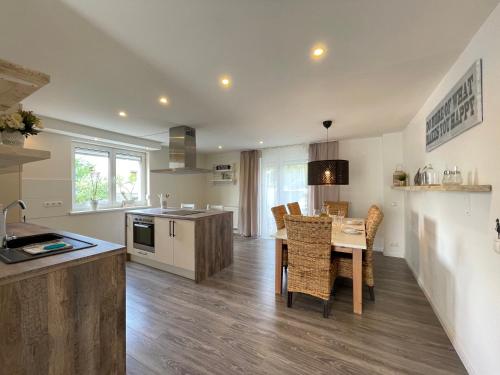 a kitchen and dining room with a table and chairs at Fewo MAIN URLAUB an der Mainschleife in Obereisenheim