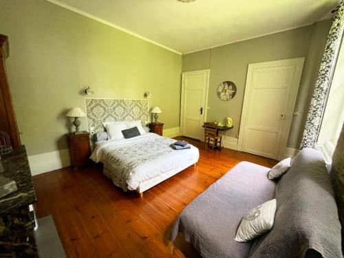 Una cama o camas en una habitación de Domaine le Baraillot, Chambres et repas d'hôtes, soirée étape