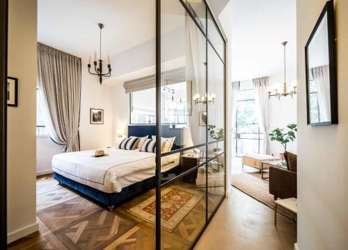 - une chambre avec un lit et un grand miroir dans l'établissement VELLER Mapu, à Tel Aviv