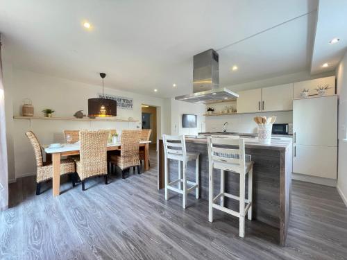 a kitchen and dining room with a table and chairs at Fewo MAIN URLAUB an der Mainschleife in Obereisenheim