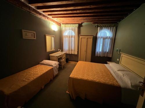 Ліжко або ліжка в номері Locanda Ruga Rialto