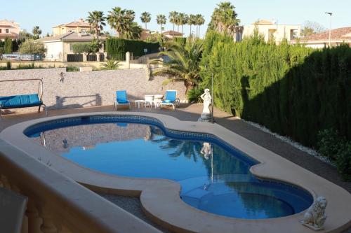 - une piscine au milieu d'une cour dans l'établissement Villa Tres Palmeras en Alfaz del Pi , Albir, Benidorm, à L'Alfàs del Pi