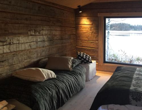 2 Betten in einem Zimmer mit Fenster in der Unterkunft Vehkaniemen Lomatila in Pohjaslahti