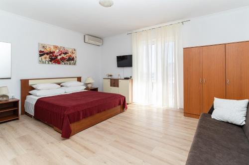 A bed or beds in a room at Benic Apartments