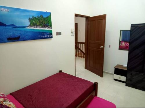 A bed or beds in a room at Homestay Camelia Kuala Terengganu Seberang Takir - Near Drawbridge