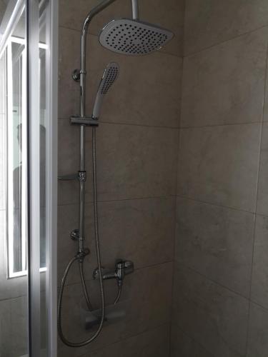 una doccia con soffione in un bagno di Apartment Mateo a Spalato (Split)