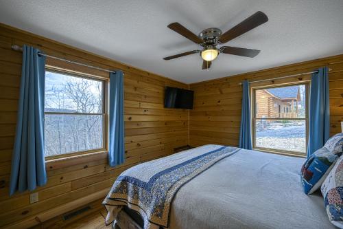 A bed or beds in a room at Curb-Free Chalet