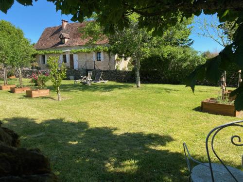 a house with a yard with a lawn sidx sidx sidx at Domaine de Montanty in Gramat