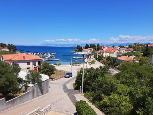 widok na ulicę w mieście nad oceanem w obiekcie Sunshine Place by the beach w mieście Lukoran