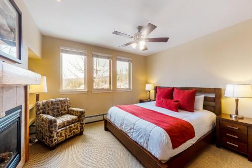una camera con letto e ventilatore a soffitto di Fraser Crossing 3404 a Winter Park