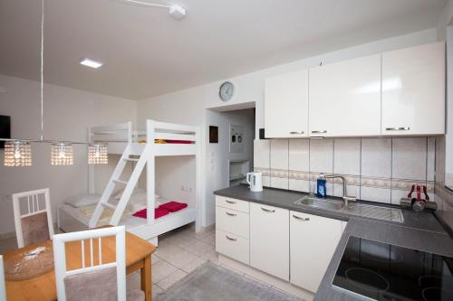 Kuchyň nebo kuchyňský kout v ubytování Luxury Seafront flat Perzagno 3