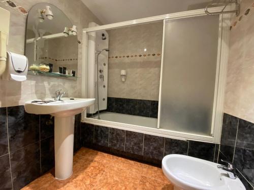 W łazience znajduje się umywalka i prysznic. w obiekcie El Pozo de la Nieve w mieście Tordesillas