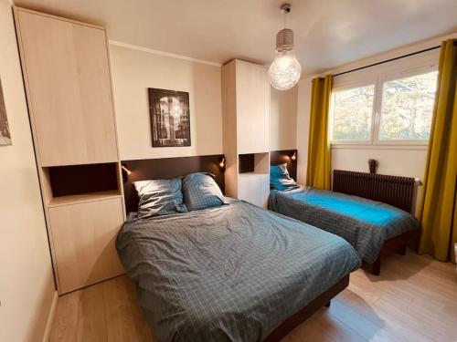 - une chambre avec 2 lits et une fenêtre dans l'établissement Très belle maison avec piscine , proche centre ville - Aix en Provence, à Aix-en-Provence