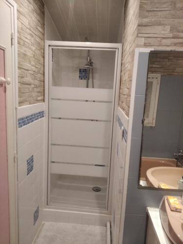 une salle de bain avec une douche à l'italienne à côté d'un lavabo dans l'établissement Charmante chambre d'hôte, à Sigean