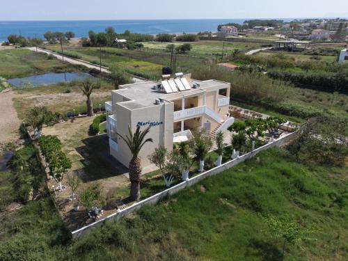 an aerial view of a house with palm trees at Mari Helen in Kamisianá