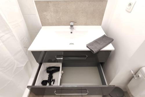 a bathroom with a sink and a white counter at Little Explorer*Studio*DisneyLand*ValDeurope*Paris in Montévrain